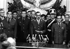 Przywódca junty gen. Jorge Videla (w środku) podczas zaprzysiężenia na stanowisko prezydenta po puczu, 24 marca 1976.