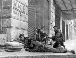 06.12.1944 Ateny. Brytyjscy żołnierze walczą z antyfaszystowskimi partyzantami ELAS.