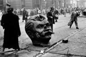 23.10.1956. Budapeszt. Pomnik Stalina obalony – początek prawdziwej rewolucji pracowników.