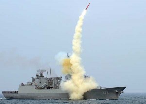 Kwiecień 2013. Południowokoreański okręt wojenny odpala rakietę Cruise.