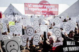 01.0513 ?rhus, Dania. Premier Helle Thorning-Schmidt  wygwizdana podczas demonstracji pierwszomajowej.  Na transparencie: "Odwracamy się plecami od polityki rządowej ".