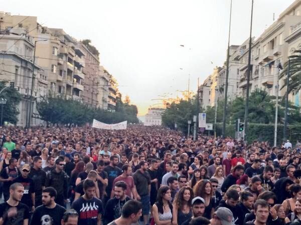 Ateny.25.09.13.Ponad 60 tys. osób w manifestacji przeciw nazistowskiemu Złotemu Świtowi. Większość poszła pod samą siedzibę nazistów.