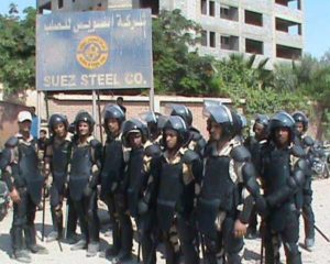 Sierpień 2013, Suez. Strajkujący hutnicy oblężeni przez żołnierzy.