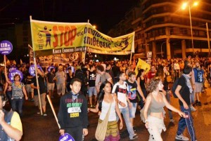 Ateny 25.09.13. Ponad 60 tys. osób  w manifestacji przeciw Złotemu Świtowi. Większość poszła pod samą siedzibę nazistów.