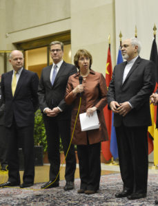 24.11.13 Genewa. Szefowa dyplomacji UE Catherine Ashton i irański minister spraw zagranicznych Mohammad Dżawad Zarif ogłaszają zawarcie umowy. 