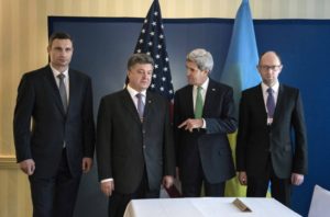01.02.14 Kliczko, "król czekolady" Poroszenko, sekretarz stanu USA Kerry i Jaceniuk podczas tzw. Konferencji Bezpieczeństwa.