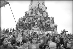 Portugalia.Rewolucja.demonstracja.przy.pomniku