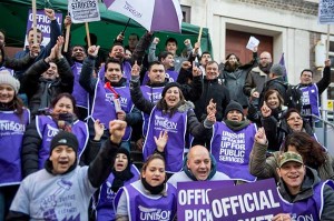 04.2014 Strajkujący pracownicy - imigranci sprzątający w SOAS, jednej z uczelni Uniwersytetu Londyńskiego - wygrali 7 dni więcej urlopu, prawo do zasiłku chorobowego i wyższe emerytury.