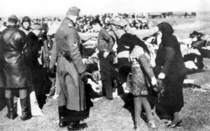 Żołnierze Einsatzgruppen prowadzą kobiety na śmierć.
