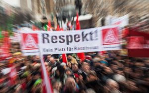 Wg policji 7 tys. ludzi demonstrowało w niemieckim Stuttgarcie przeciw rasizmowi i atakom na uchodźców. Głównym organizatorem była centrala związkowa DGB. Na zdjęciu transparent związku zawodowego IG Metall.