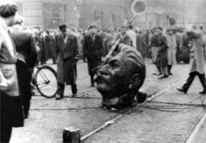 Budapeszt 1956 r. Zniszczony pomnik Stalina.