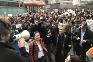 02.02.17 Filadelfia, USA. 1200 pracowników firmy Comcast zastrajkowało przeciw islamofobicznemu dekretowi Trumpa.