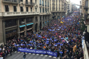 Sobotnia demonstracja w Barcelonie liczyła do 300 tys. osób. Hasło na banerze: "Dość wymówek - witajmy ich teraz". Oczywiście, chodzi o uchodźców.